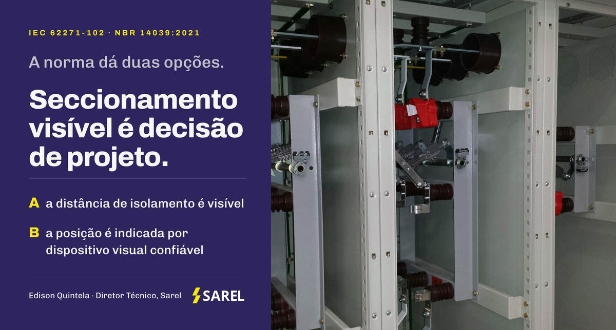 Capa do artigo: à esquerda, sobre fundo roxo, o título “Seccionamento visível é decisão de projeto”, com as duas alternativas da norma — A, a distância de isolamento é visível; B, a posição é indicada por dispositivo visual confiável — sob as referências IEC 62271-102 e NBR 14039:2021; à direita, foto de chave seccionadora tripolar montada em cubículo de média tensão.